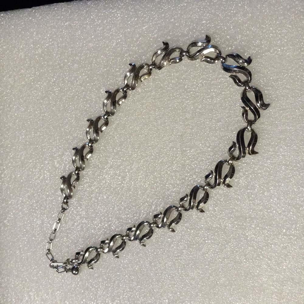 Trifari Vintage S chain collar necklace with hook clasp.